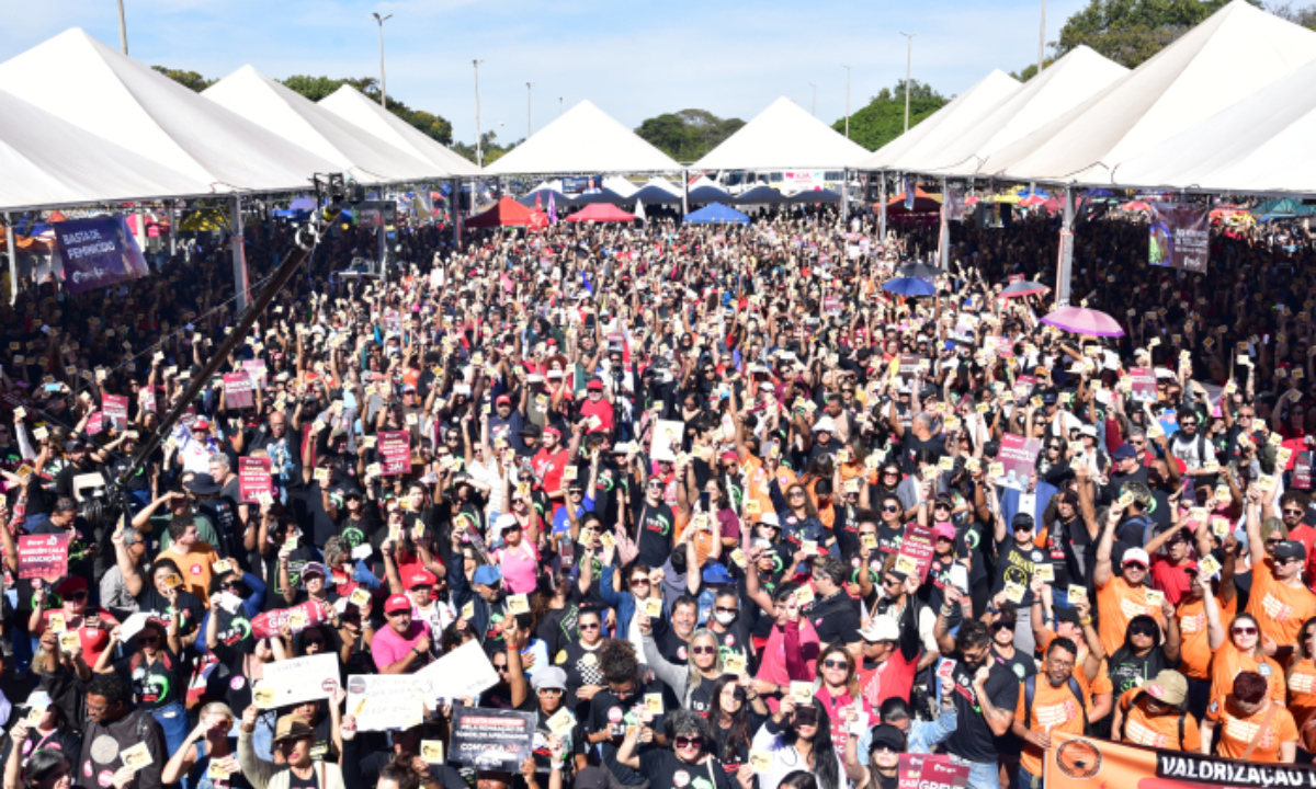 Professores do DF entram na 4ª semana de greve sem acordo com o governo Ibaneis
