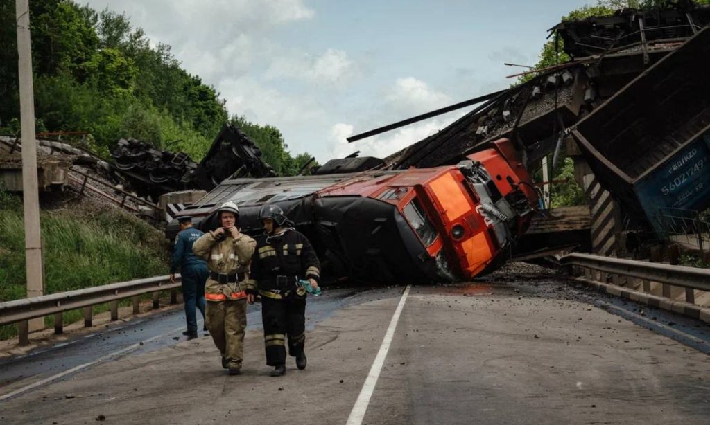 Duas pontes desabam na Rússia em intervalo de horas