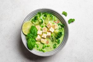 5 sopas ricas em proteína vegetal para o almoço