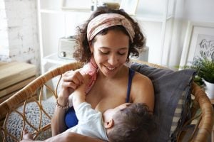 Retorno ao trabalho dificulta amamentação e reforça desafios enfrentados pelas mães no Brasil