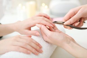 Veja como evitar contaminações ao usar esmalte no salão de beleza