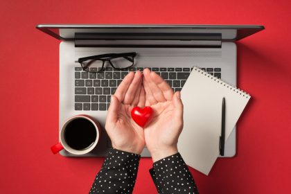 CLT, freela ou estágio? Pesquisa compara tipos de namoro com modelos de trabalho