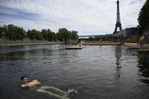 Paris fecha três espaços de mergulho no Sena devido à chuva um dia após abertura