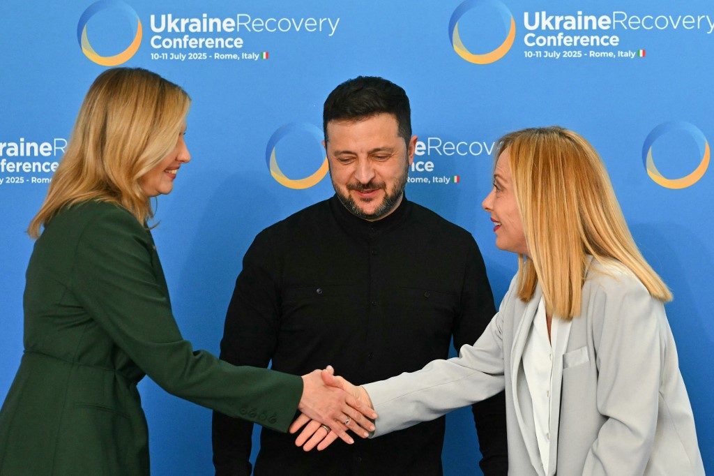 Enquanto líderes discutem reconstrução da Ucrânia, Zelensky pede apoio urgente à defesa