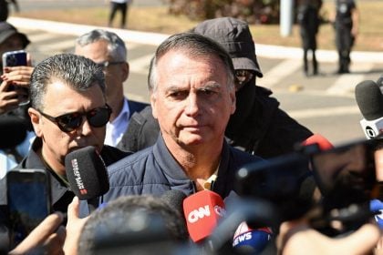 Por soluços e refluxo, Bolsonaro quer deixar prisão domiciliar para exames