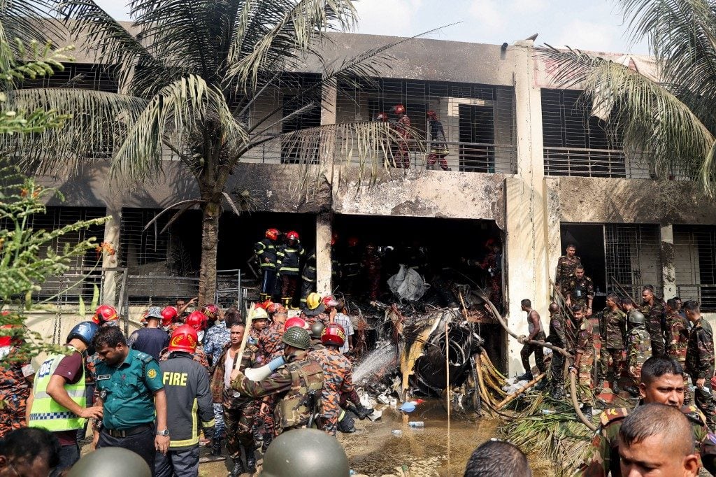 Avião militar cai em escola e deixa pelo menos 16 mortos em Bangladesh