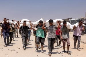 Israel anuncia pausa parcial dos confrontos em Gaza e primeiros caminhões com ajuda cruzam a fronteira