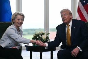 UE suspende medidas de retaliação aos EUA após fechar acordo comercial com Trump