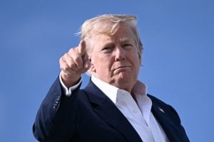 Trump quer acabar com voto por correio nos EUA