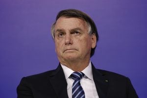 Líder do PT pede a Moraes o bloqueio de bens da família Bolsonaro