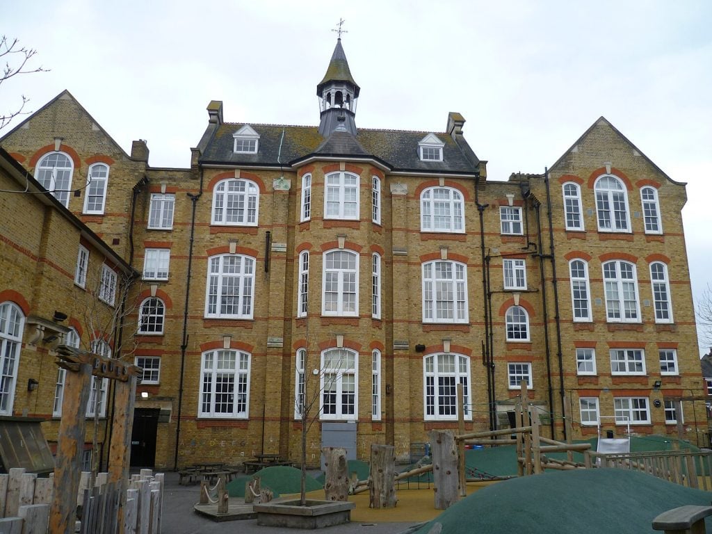 Escolas britânicas terão aulas obrigatórias contra a misoginia a partir de 2026