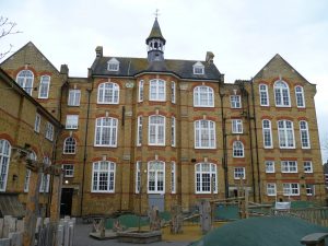 Escolas britânicas terão aulas obrigatórias contra a misoginia a partir de 2026