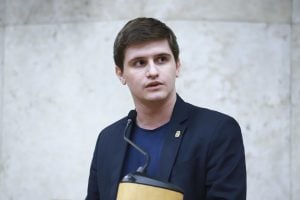 Corregedoria da Câmara de SP rejeita cassar Lucas Pavanato por transfobia