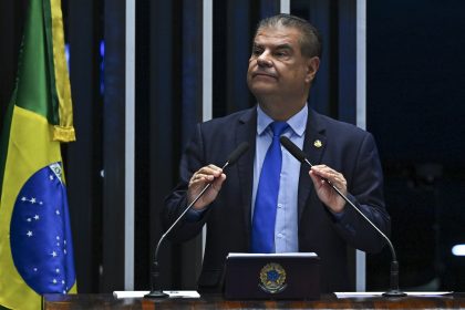 Senado aprova envio de comitiva aos EUA para ‘negociar’ tarifaço de Trump