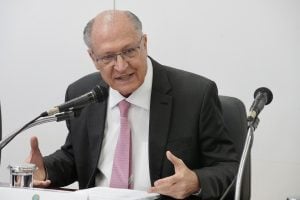 Alckmin conversa sobre tarifaço de Trump com secretário de Comércio dos EUA