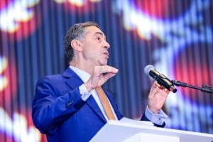 Em evento internacional, Barroso ironiza slogan de Trump