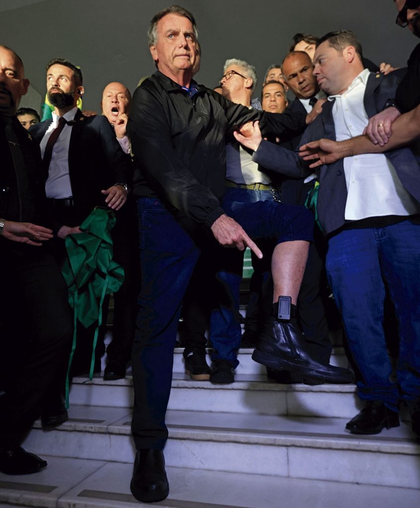 Datafolha: Para 54%, Bolsonaro tentava fugir ao queimar tornozeleira eletrônica; 33% acreditam em surto