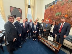 Senadores encerram missão nos EUA sem avanços em negociações sobre o tarifaço