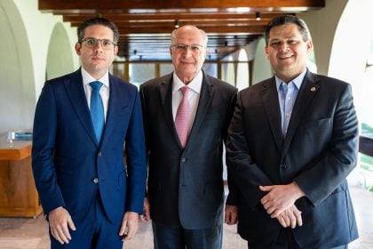 Motta e Alcolumbre se unem ao governo em resposta ao tarifaço de Trump e enfraquecem Bolsonaro