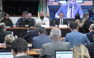 Diretor da PF e deputado Van Hattem trocam farpas em audiência na Câmara