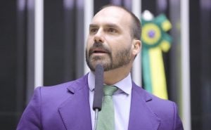 Ao defender Jair Bolsonaro, Eduardo 'omite' longo histórico de críticas à prisão domiciliar