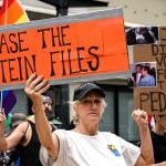 Democratas publicam suposta carta de aniversário de Trump a Jeffrey Epstein