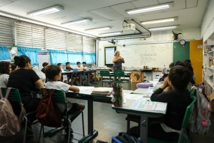 Deputado do PL quer regular uso de roupas por professores em escolas do Rio