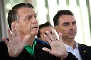 Bolsonaro quer acesso livre de 6 políticos para visitas em prisão domiciliar; Moraes decidirá