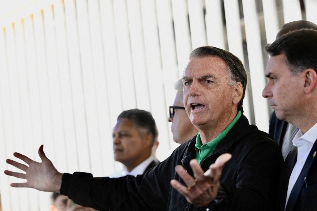 Bolsonaro interrompe entrevista para não descumprir recolhimento domiciliar no 1º dia