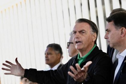 Bolsonaro interrompe entrevista para não descumprir recolhimento domiciliar no 1º dia
