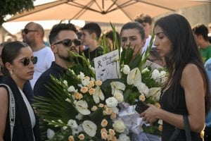 Dezenas prestam homenagem a Diogo Jota em Portugal