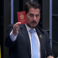Moraes revoga tornozeleira em Marcos do Val, mas mantém apreensão do passaporte