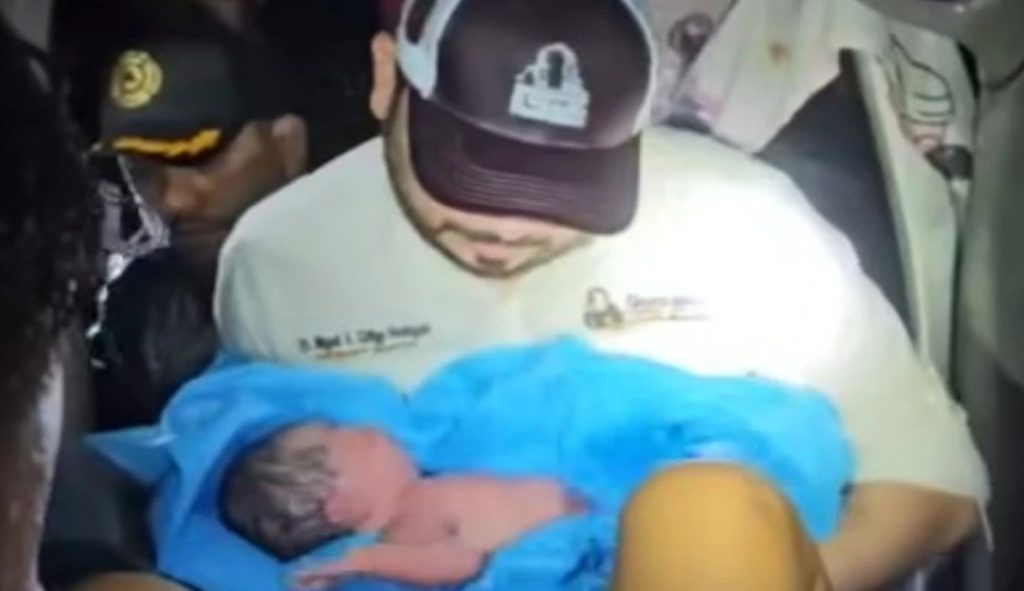 Prefeito faz parto em veículo em meio a uma tempestade no México