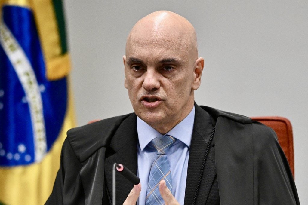 Flávio Bolsonaro protocola o 29º pedido de impeachment de Moraes