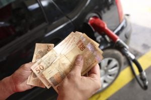 Governo Lula pede investigação sobre os preços dos combustíveis