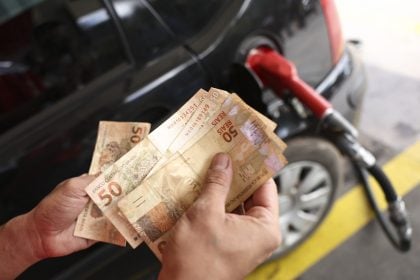 Governo Lula pede investigação sobre os preços dos combustíveis