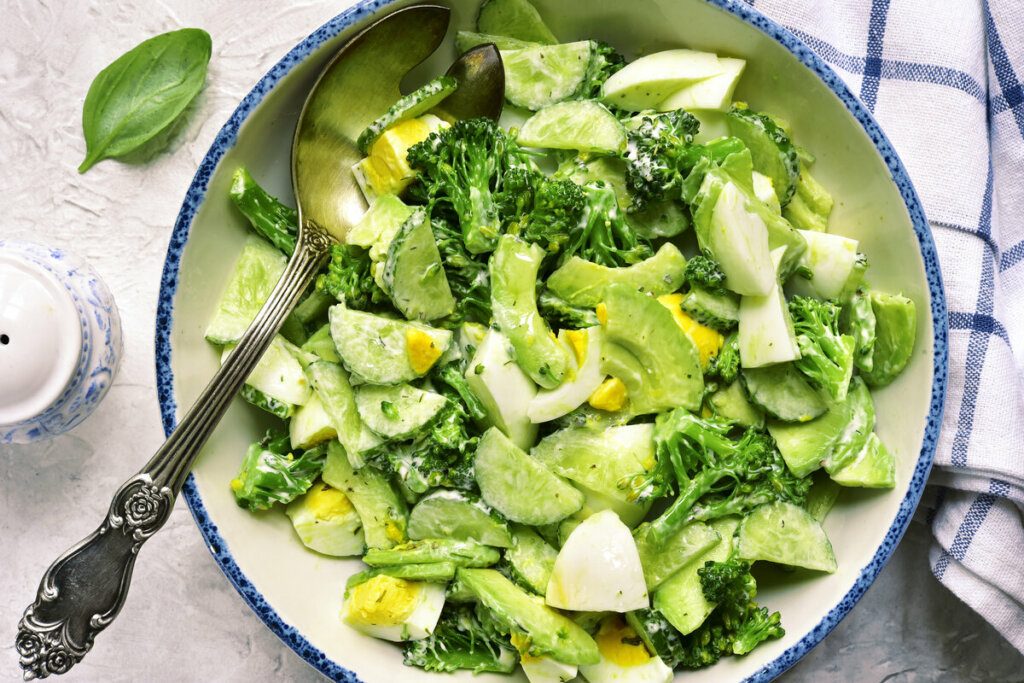 7 saladas ricas em proteínas para o almoço