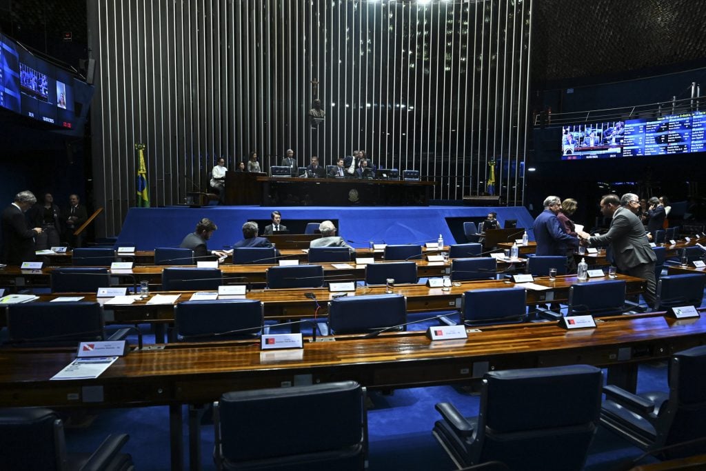 Senado adia votação da PEC que tira precatórios do teto