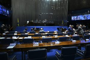 Senado adia votação da PEC que tira precatórios do teto