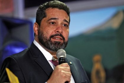 Sob pressão, presidente dos Correios pede demissão