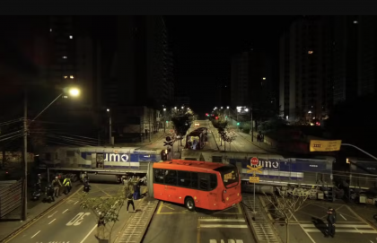 Trem parte ônibus em duas partes em Curitiba; 11 ficam feridos