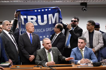 Quem são os deputados que exibiram bandeira de Trump na Câmara