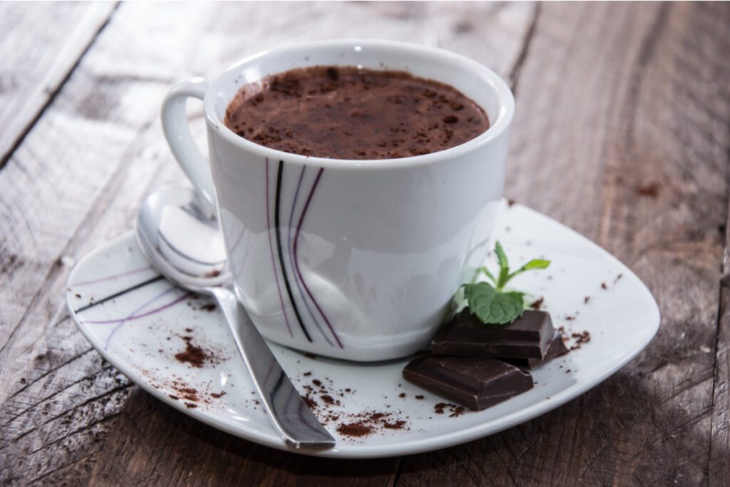 7 receitas de chocolate quente cremoso para fazer em casa