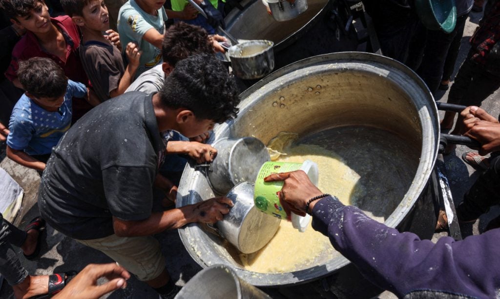 Palestinos tentam sobreviver em meio à fome e guerra em Gaza