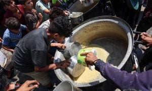 Palestinos tentam sobreviver em meio à fome e guerra em Gaza