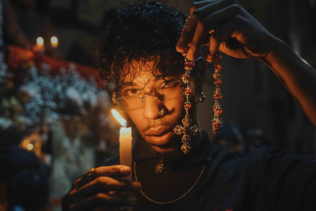Com indicação ao Grammy na bagagem, Hodari lança o 2º disco: ‘A música é um grande Deus’