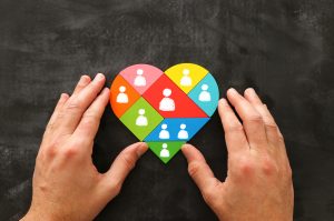 Habilidades socioemocionais ganham relevância frente a diplomas e cargos no currículo