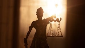 Empresa é condenada por omissão após assédio e agressão contra funcionária no trabalho