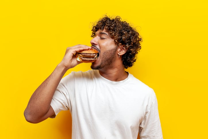 O que o Brasil está comendo? Estudo mostra disputa entre estética, exagero e desejo de pertencimento