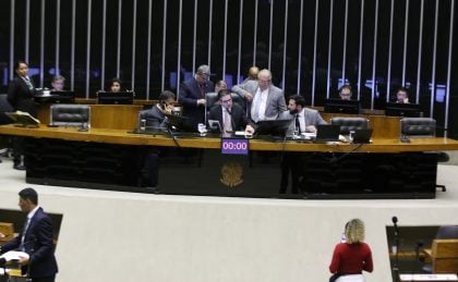 Câmara aprova urgência de projeto que corta benefícios fiscais federais em 10% até 2026